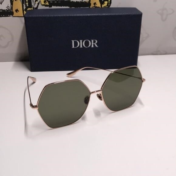 Stylish Black and Gold Sunglasses - Picture 6 of 13